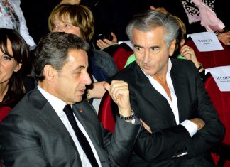 Quand le sociétal éclipse le social dans les médias Nicolas Sarkozy et Bernard-Henri Lévy, avant le début de la soirée de commémoration des tueries de 2012, à la Halle aux Grains.
