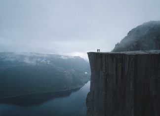 Prenons de la hauteur pour porter un regard critique sur des sujets de société.