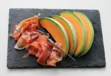 Apprenons à reconnaître une tranche de jambon de Bayonne AOP d’un militant d’extrême droite.