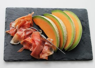 Apprenons à reconnaître une tranche de jambon de Bayonne AOP d’un militant d’extrême droite.