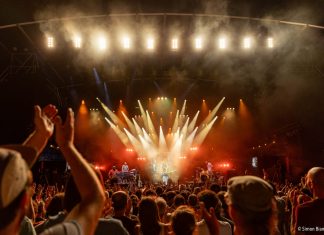 Marcus Miller en concert à Jazz à Vienne : le retour du Messie Marcus Miller sur scène avec son groupe pour son concert à Jazz à Vienne le 3 juillet 2023 au théâtre antique.