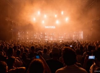 Jazz à Vienne : Galliano & Dabeull, groove à l’unisson sous les étoiles du théâtre antique La foule devant Dabeull dans le théâtre antique de Vienne pour Jazz à Vienne 2025 le lundi 30 juin 2025