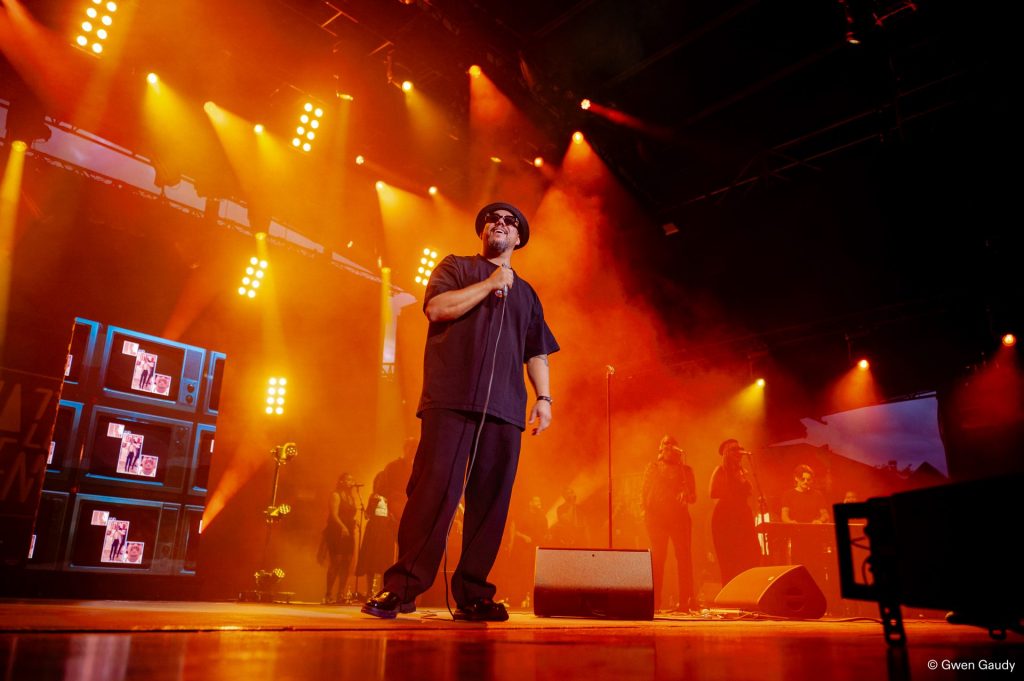 Ben l'Oncle Soul sur la scène du Théâtre Antique de Vienne le 7 juillet 2025 (crédit photo : Gwen Gaudy)