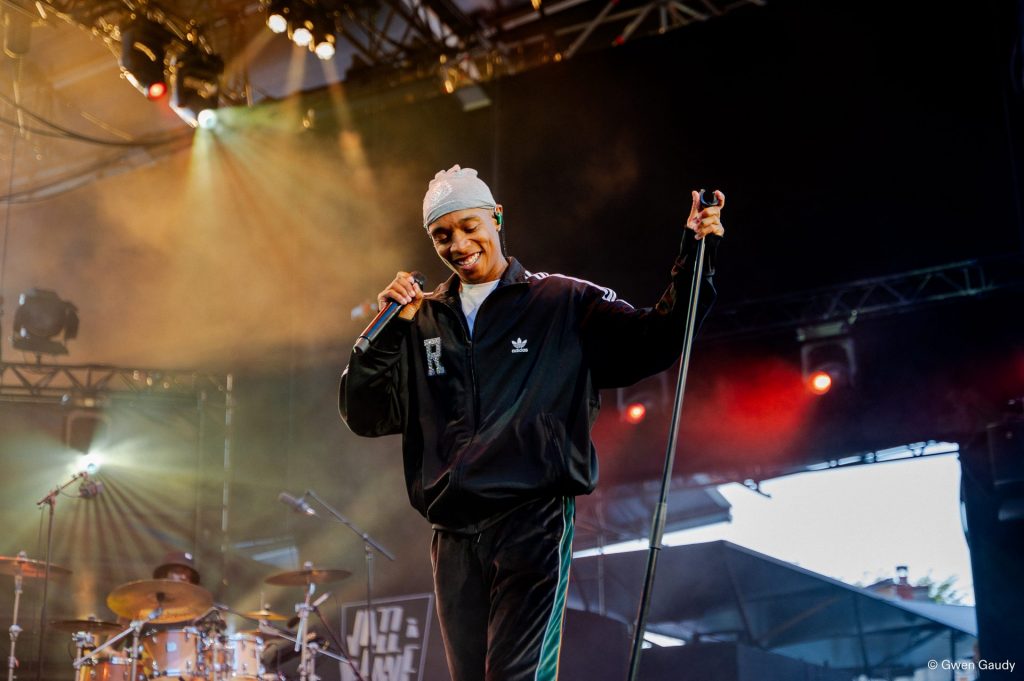 Rejjie Snow sur la scène de Jazz à Vienne le 9 juillet 2025 (crédit photo : Gwen Gaudy)