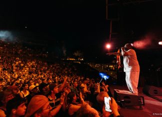 Jazz à Vienne : Lakecia Benjamin et De La Soul, de l’alto flamboyant aux légendes du rap au théâtre antique De La Soul sur scène. Le théâtre antique de Vienne, baigné d'une dernière lumière d'été, avant que le hip-hop ne prenne les commandes de la nuit, le 7 juillet 2026.