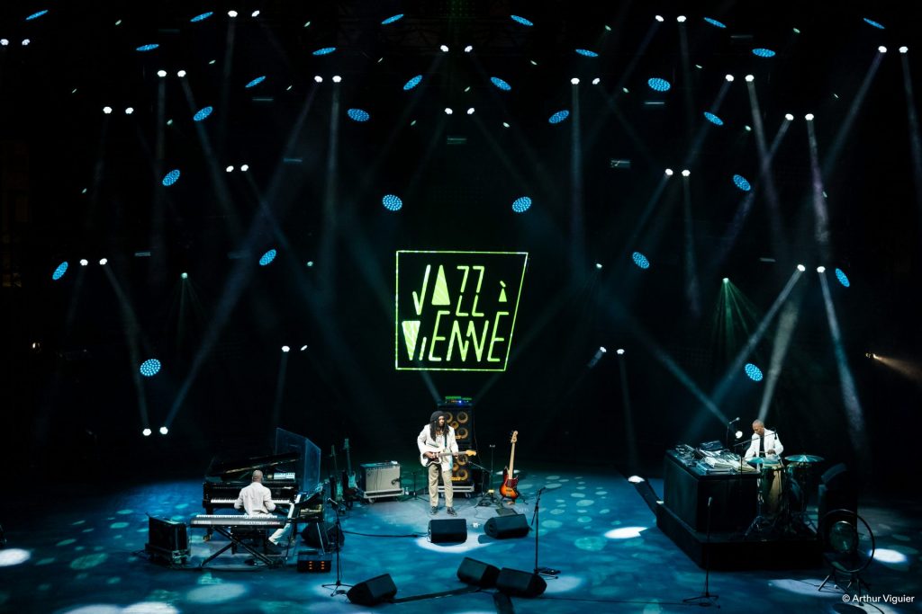 Jeff Mills et Jean-Phi Dary ont refermé la nuit dans une transe hypnotique, au Théâtre Antique de Vienne, le 29 juin 2026.