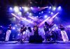 Jazz à Vienne : Kokoroko et Groundation, des racines à la flamme au théâtre antique Groundation sur la scène du théâtre antique de Vienne le 30 juin 2026.