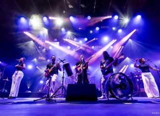 Jazz à Vienne : Kokoroko et Groundation, des racines à la flamme au théâtre antique Groundation sur la scène du théâtre antique de Vienne le 30 juin 2026.